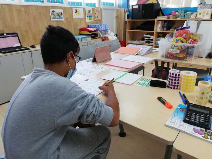 Alumno con mascarilla en un centro escolar/TA.